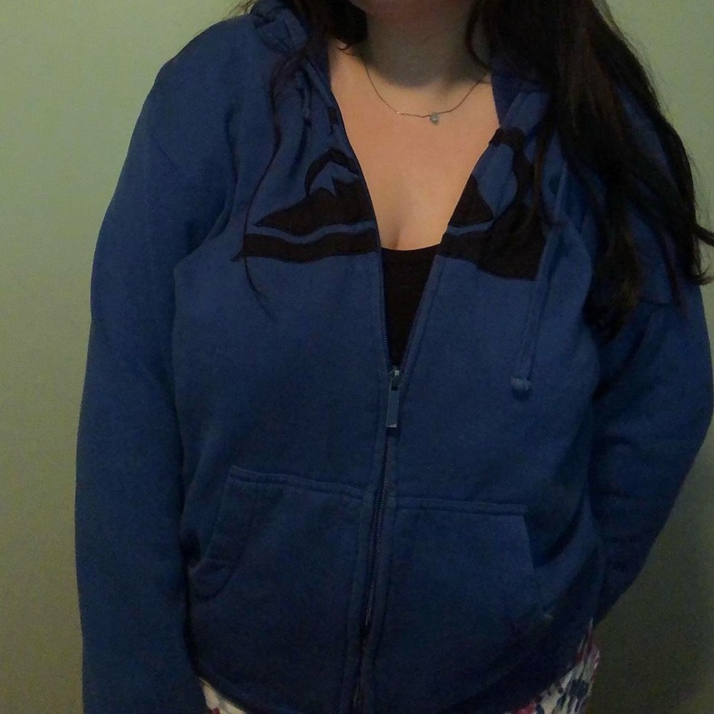 the dark blue quiksilver sweatshirt ♡